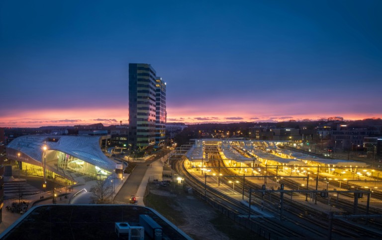 Het station van Arnhem in het avondlicht.
